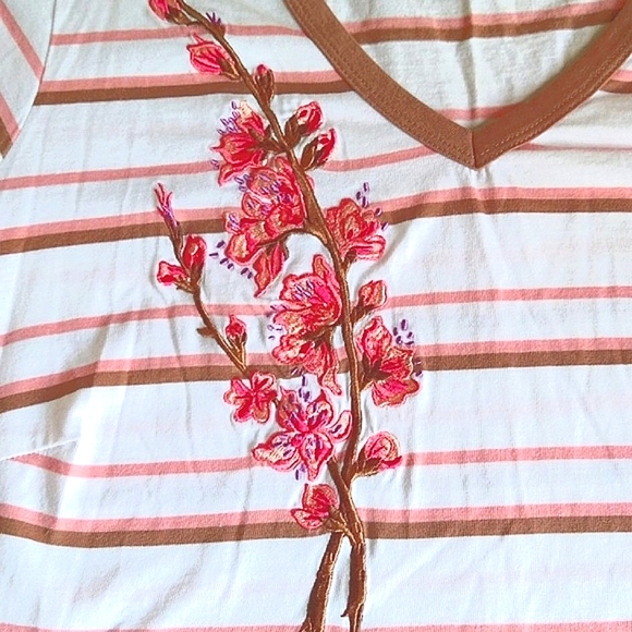 BOB MACKIE WOMEN'S PLUS SIZE 1X WHITE STRIPED TOP SHIRT FLORAL EMBROIDERY NWOT. - Picture 4 of 8